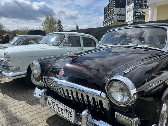 Посетителей парка Маяковского встречает выставка ретроавтомобилей