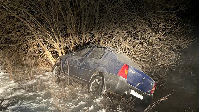 На Урале 14-летний водитель врезался в дерево на отцовской машине