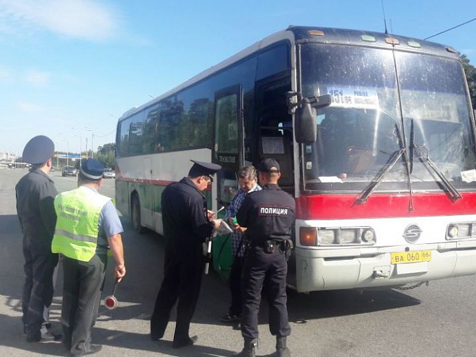 ГИБДД проверила выезжающие из Екатеринбурга автобусы: досталось и водителям, и пассажирам
