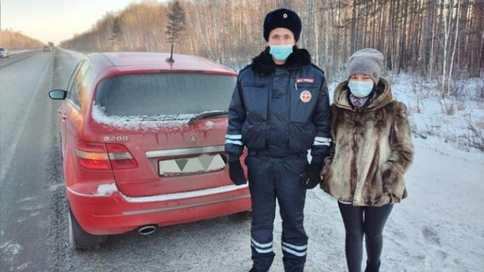 Свердловские автоинспекторы помогли девушке, застрявшей на трассе без бензина