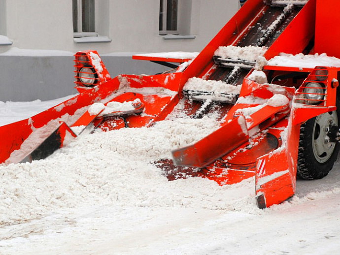 282 машины борются со снегом на дорогах Среднего Урала