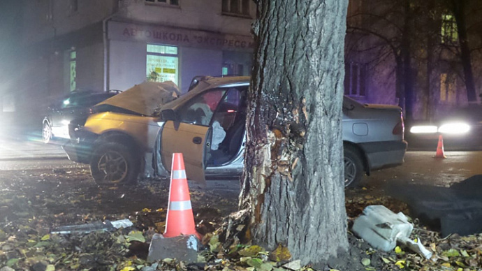В Екатеринбурге пассажир «Авенсиса» погиб после наезда на дерево