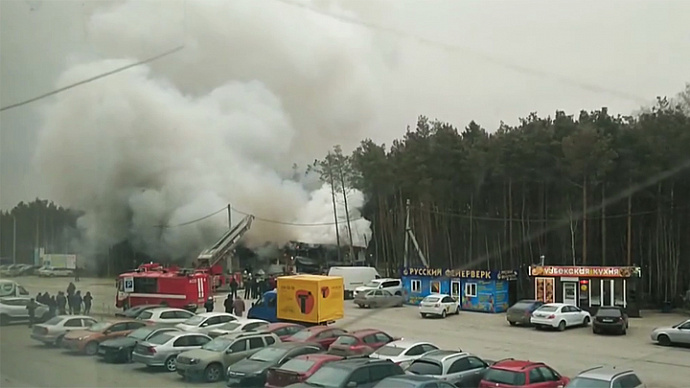В Екатеринбурге 22 пожарных тушили шиномонтажку возле ЕКАД