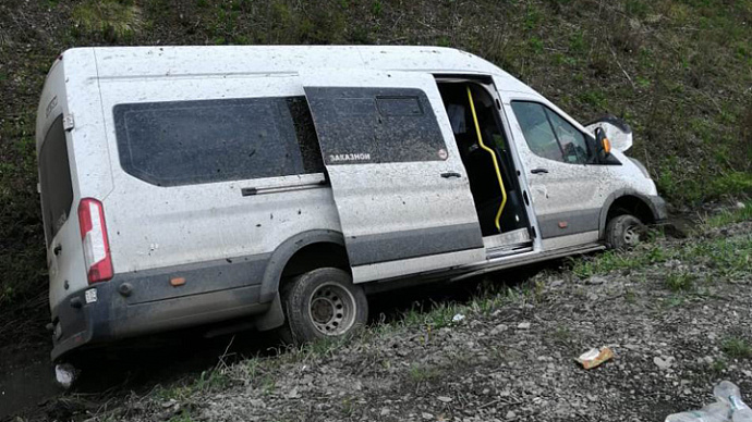 На Пермской трассе опрокинулся микроавтобус, пострадали восемь человек