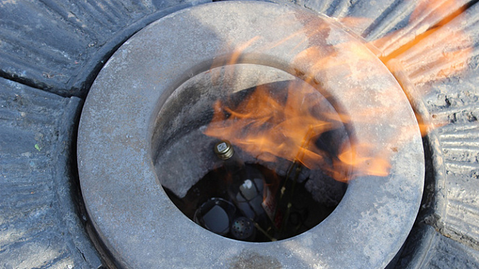 Газовики Екатеринбурга очистили Вечный огонь от мусора