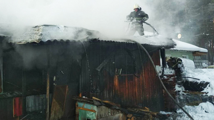 В посёлке под Берёзовским горел жилой дом на семь квартир