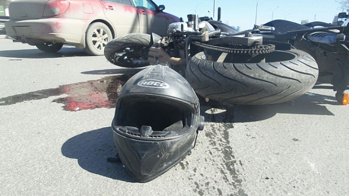 В Екатеринбурге байкер попал в серьёзную аварию из-за «Тойоты»