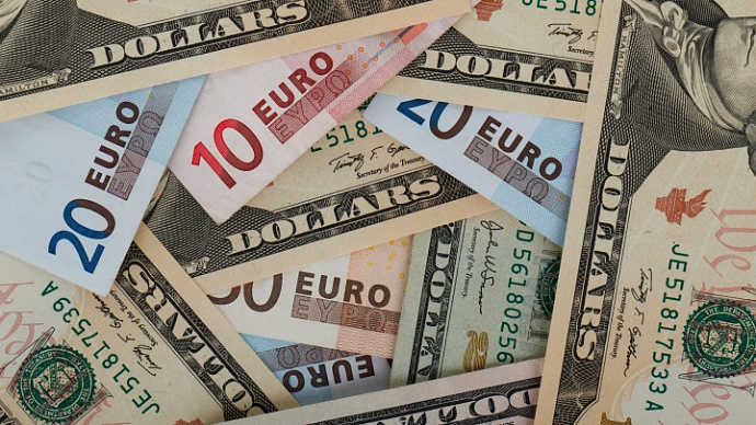 В России взлетели курсы евро и доллара на фоне обвала цен на нефть