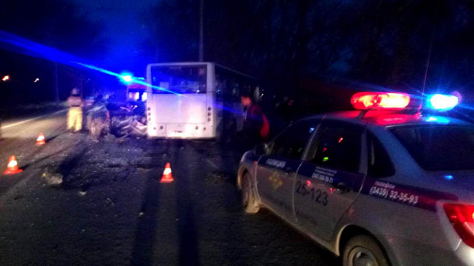 В Каменске-Уральском столкнулись рейсовый автобус и «Мазда», есть пострадавшие