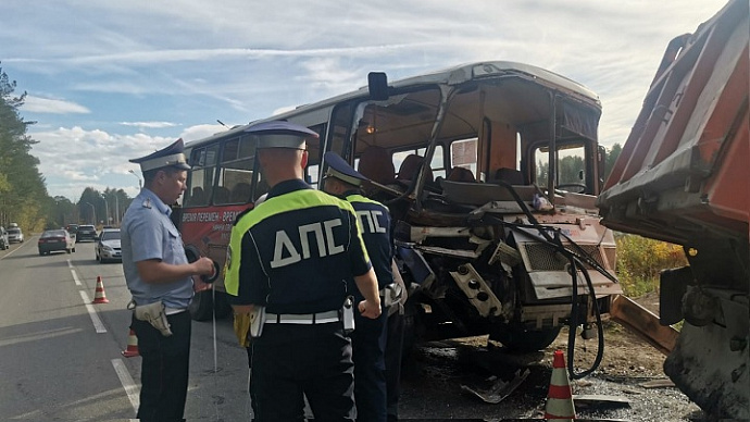 В Берёзовском рейсовый автобус врезался в КамАЗ: есть пострадавшие