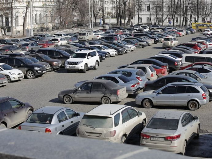 В Екатеринбурге на выходные закрывается парковка на площади 1905 года