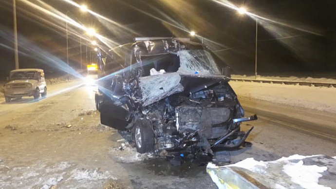 На Челябинском тракте микроавтобус врезался в снегоуборочную машину