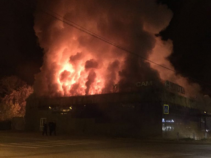 В Богдановиче ночью сгорело здание крупного продуктового магазина