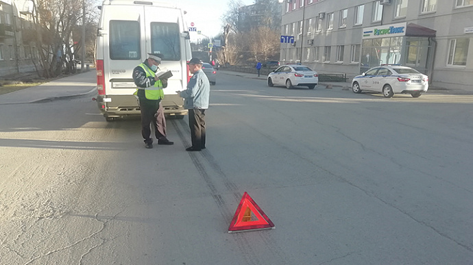 В Екатеринбурге микроавтобус сбил 12-летнего подростка