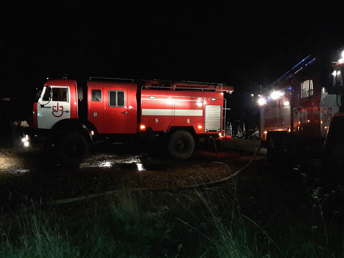 Трое взрослых и два ребёнка погибли на ночном пожаре в Серове