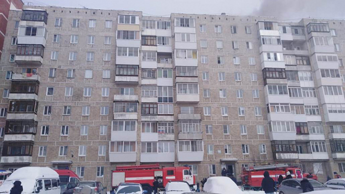 Эвакуация в Берёзовском: загорелась девятиэтажка на улице Спортивной