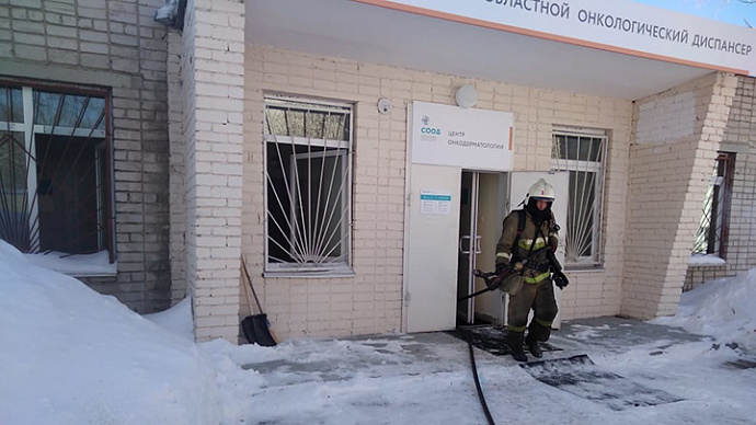 В Свердловский онкодиспансер по тревоге приехали 22 пожарных