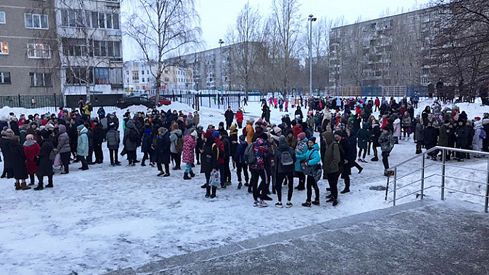 В Екатеринбурге 1000 человек эвакуировали из школы на Пехотинцев