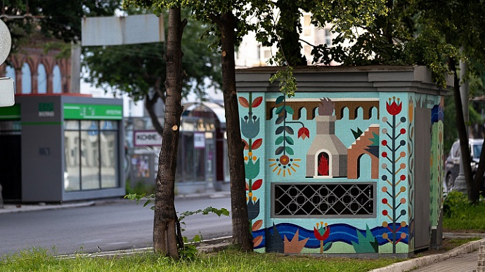 Сказочное панно из мозаики с медведем и соболем появилось в центре Екатеринбурга