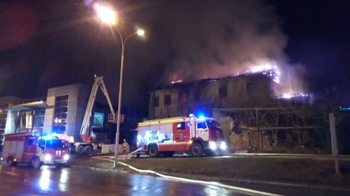 В Екатеринбурге ночью горело бесхозное здание на Челюскинцев