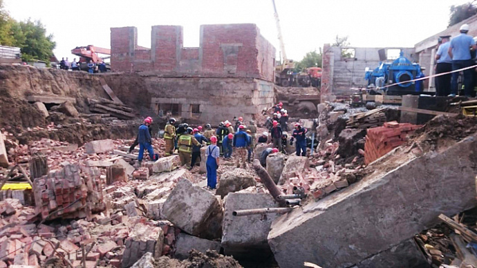 В Новосибирске обрушилась стена дома, погиб один рабочий