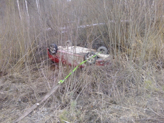 Свердловские полицейские спасли женщину, чья машина упала в реку