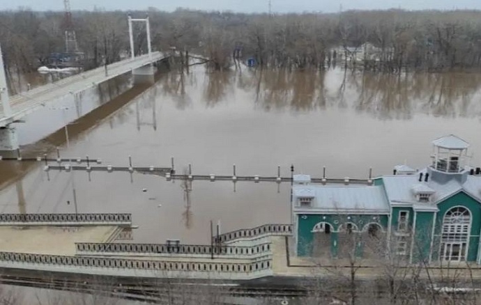 Жители Оренбурга построили дамбу против паводка и могут за это получить штраф 