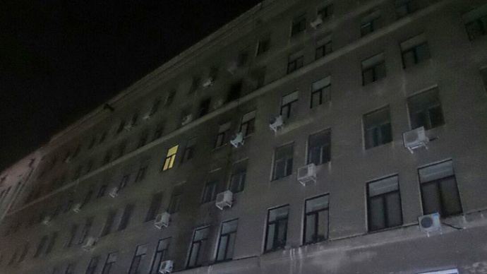 В Екатеринбурге пожарные тушили здание «Пентагона» на Мамина-Сибиряка