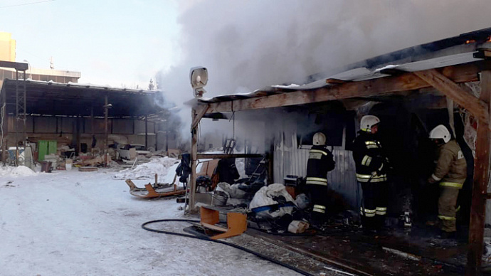 В Екатеринбурге сгорел ангар на улице Эстонской