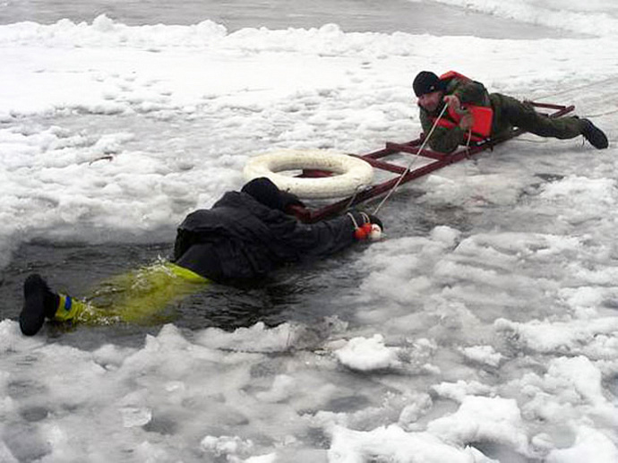 Лёд по-прежнему опасен: предупреждение от свердловских спасателей