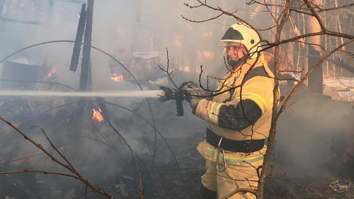 Рядом с Новосвердловской ТЭЦ сгорели три садовых дома