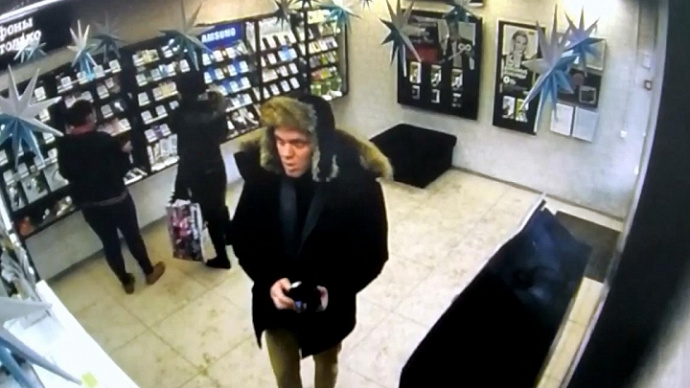 Полиция Екатеринбурга ищет парня, «под шумок» укравшего смартфон в салоне связи
