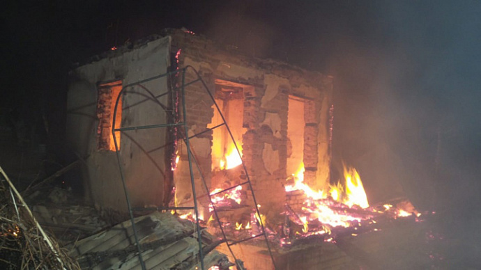 Ещё несколько домов под Екатеринбургом сгорели из-за садового поджигателя