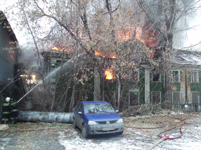 В Екатеринбурге горело заброшенное здание на улице Шмидта
