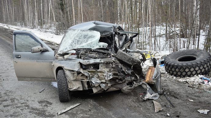 Под Верхней Салдой водитель ВАЗ погиб в аварии с грузовиком