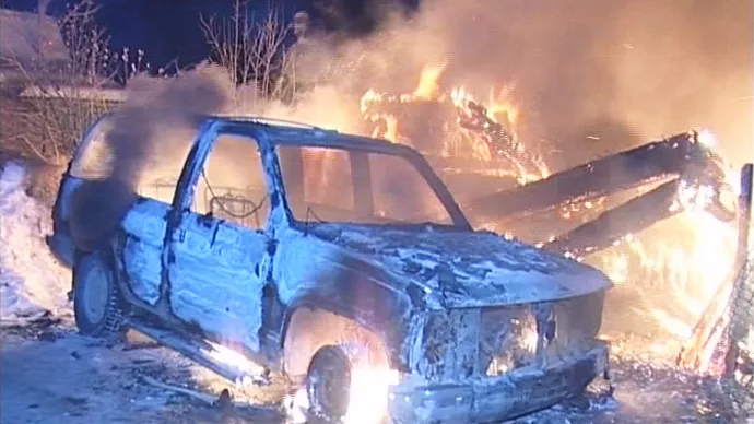 На окраине Екатеринбурга сгорели дачный дом, баня и автомобиль