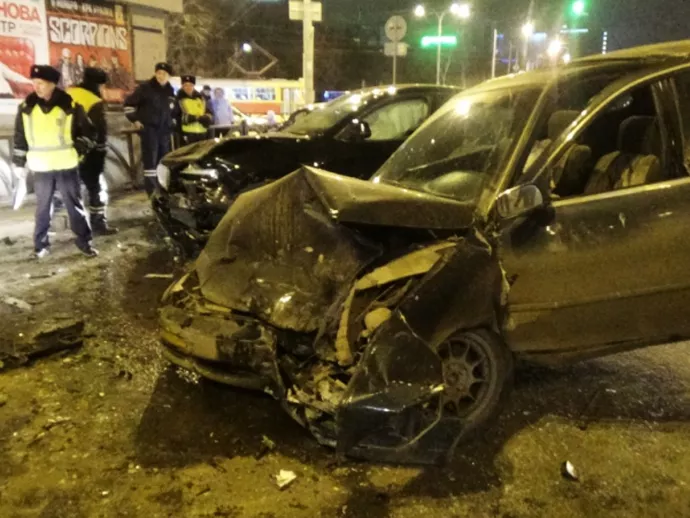 В Екатеринбурге возле цирка насмерть разбился водитель «Тойоты»