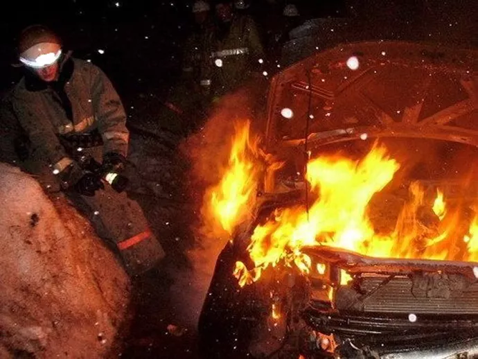 В Екатеринбурге минувшей ночью сгорело два автомобиля