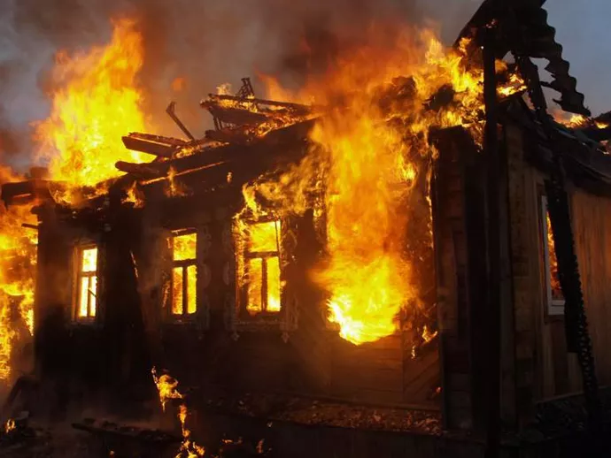 В Екатеринбурге ночью сгорел жилой дом на улице Шекспира