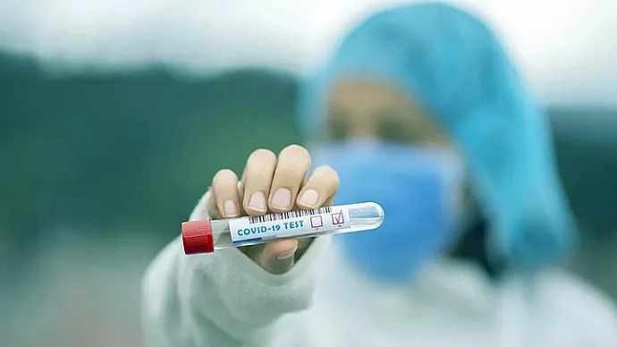 Названы сроки начала вакцинации россиян от COVID-19 старше 60