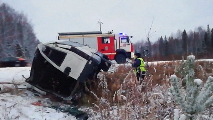 Пассажирский автобус перевернулся на Серовском тракте: один человек погиб, 8 находятся в больнице