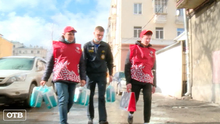 Волонтёры навестили пожилых екатеринбуржцев, оставшихся дома из-за коронавируса