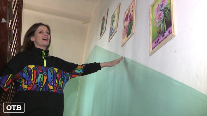 Экс-полицейская из Нижнего Тагила украсила подъезд своими картинами