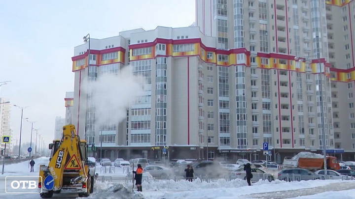 300 машин ежедневно чистят улицы Екатеринбурга от снега