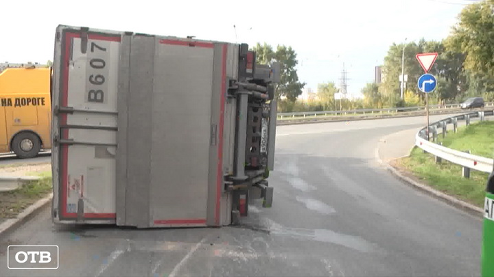 В Екатеринбурге грузовик «прилёг» набок на улице Малышева