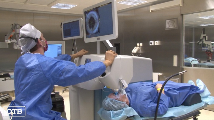 Уральские офтальмологи провели 11 операций в прямом эфире