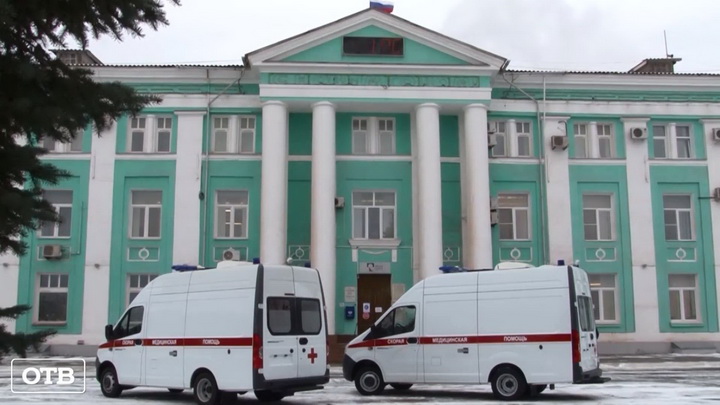 Краснотурьинску и Североуральску передали машины скорой помощи