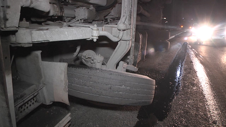В Екатеринбурге перевернулся грузовик, перевозящий металлолом