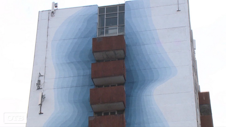 12-этажный тающий ледник: художники расписали здание общежития в Екатеринбурге