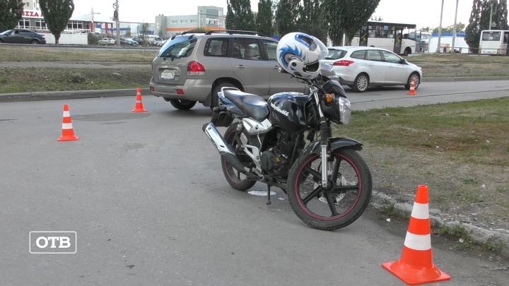 В Каменске-Уральском подросток на мотоцикле врезался в паркующийся «Хёндэ»